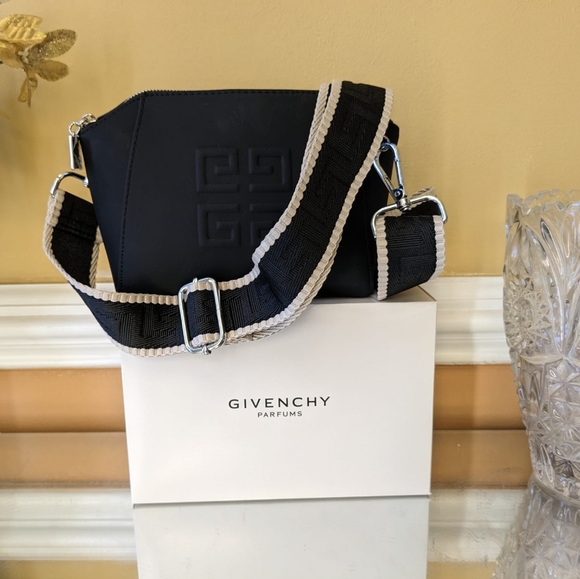 Givenchy pouch - Picture 14 of 16